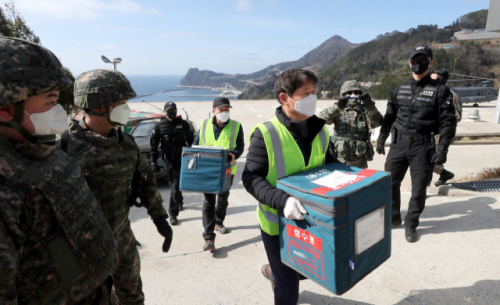 경상북도 울릉도 해군부대 헬기장에서 28일 담당자들이 군 헬기로 수송된 아스트라제네카 코로나 19 백신을 들고 이동하고 있다. /사진 제공=국방부