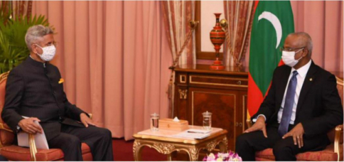 지난 21일 몰디브에서 이브라힘 모하메드 솔리(오른쪽) 몰디브 대통령과 S. 자이샨카르 인도 외교부 장관이 환담하고 있다. /연합뉴스