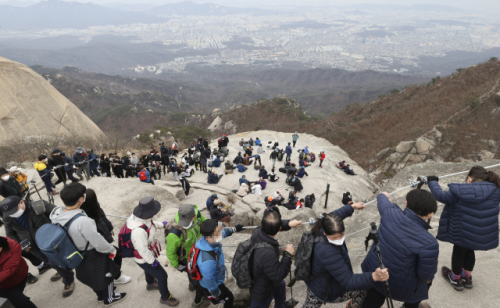 연휴나들이를 나온 시민들이 28일 오후 서울 북한산 백운대에서 꼬리에 꼬리를 물듯 밀집해 등산을 하고 있다. 이날 전국의 낮 최고기온은 11~18도에 머물며 봄 기운을 알렸다./연합뉴스