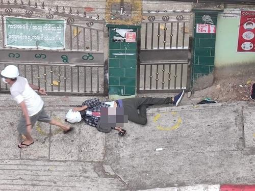 양곤 시위 도중 군경의 총격에 맞은 이가 바닥에 쓰러져있는 모습./연합뉴스