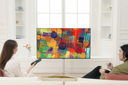 LG전자 모델이 2021년형 LG 올레드 TV를 소개하고 있다./사진 제공=LG전자