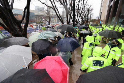 보수단체들, 쏟아지는 빗속에도 3·1절 집회·차량시위