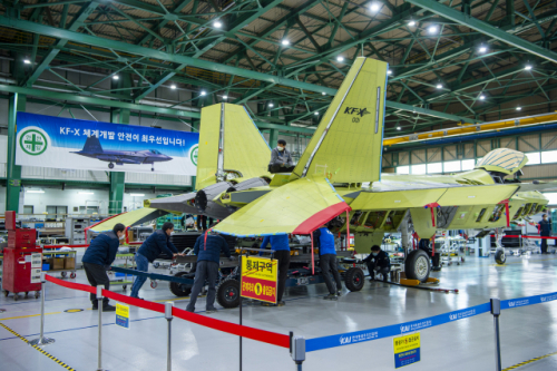 경남 사천에 있는 카이에서 4월 출고를 앞둔 한국형전투기(KF-X) 시제기 1호기의 최종조립 작업이 진행되고 있다. /사진제공=방사청
