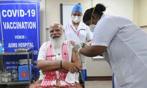 1일(현지 시간) 인도 수도 뉴델리에서 나렌드라 모디(왼쪽) 총리가 자국에서 개발한 신종 코로나바이러스 감염증(코로나19) 백신을 맞고 있다. 인도는 모디 총리를 시작으로 60세 이상과 45세 이상 만성질환자를 대상으로 한 2단계 접종에 들어갔다. /AP연합뉴스
