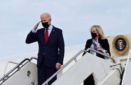 조 바이든(왼쪽) 미국 대통령과 영부인 질 여사가 지난 27일(현지 시간) 워싱턴에서 델라웨어주로 떠나기 위해 전용기에 오르고 있다./로이터연합뉴스