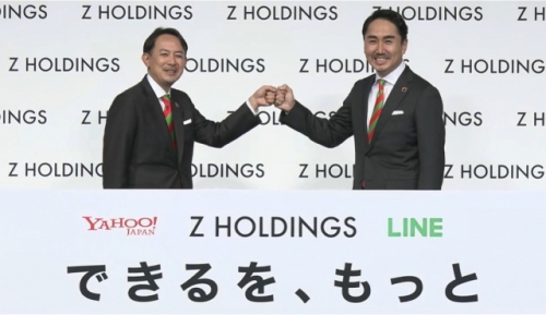 가와베 켄타로(왼쪽) Z홀딩스 CEO와 이데자와 다케시 라인 CEO가 1일 일본에서 열린 통합 완료 기자간담회에서 기념촬영하고 있다. 두 CEO는 통합 Z홀딩스 공동 대표를 맡는다. /기자간담회 캡처