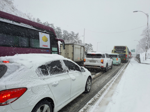 많은 눈이 내린 1일 강원 양양군 양양IC 주변 도로가 극심한 지정체 현상을 빚고 있다. /사진 제공=양양군