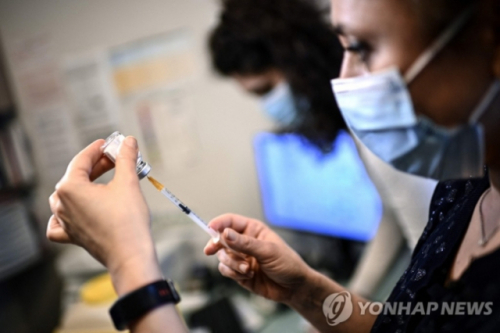 25일(현지시간) 프랑스 수도 파리에 있는 한 병원에서 의료진이 아스트라제네카 백신의 접종을 준비하고 있다./AFP연합뉴스