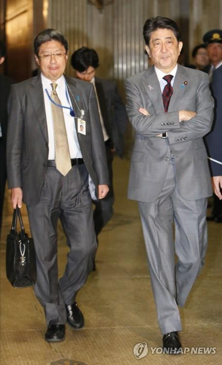 아베 신조(오른쪽) 전 일본 총리와 이마이 다카야 ./교도연합뉴스