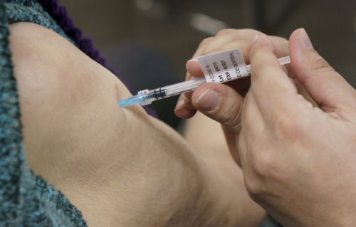 영국 '아스트라제네카 백신 고령층에 효과 커'
