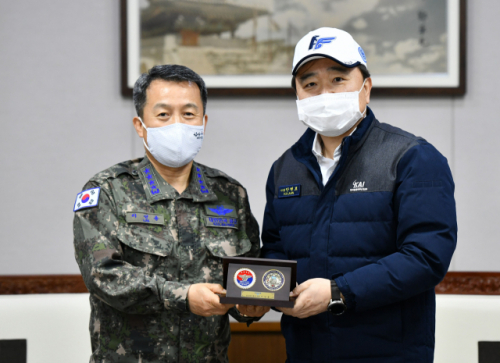 이성용(왼쪽) 공군참모총장이 2일 경남 사천에 있는 한국항공우주산업을 방문해 안현호 대표이사에게 기념코인 전달 기념촬영을 하고 있다. /사진제공=공군