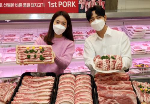 2일 서울 이마트 성수점에서 모델들이 ‘삼겹살 데이’ 행사를 소개하고 있다. 이마트는 오는 7일까지 국내산 삼겹살과 목심을 최대 50% 할인한 100g당 970원에 판매한다. /사진제공=이마트