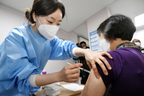 신종 코로나바이러스 감염증(코로나19) 백신 이상반응 신고가 1일 하루 새 4건 추가 접수됐다. /연합뉴스