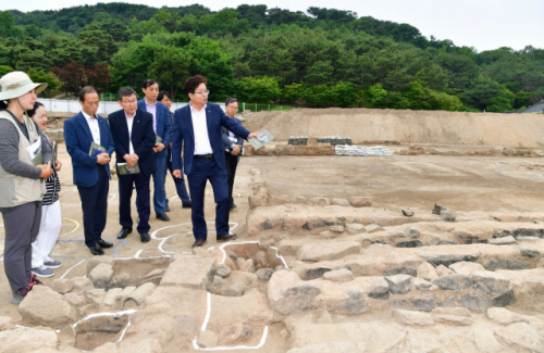 염태영 수원시장이 화성행궁 복원 발굴 현장을 점검하고 있다. /사진제공=수원시