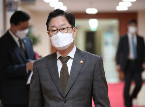 박범계 법무부 장관이 2일 정부서울청사에서 열린 국무회의에 참석하고 있다. /연합뉴스