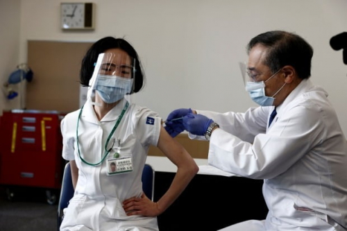 일본이 신종 코로나바이러스 감염증(코로나19) 백신 접종을 개시한 지난달 17일 도쿄에서 한 의료종사자가 백신을 접종받고 있다. /EPA연합뉴스