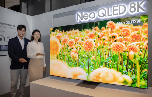 삼성전자 모델이 서울 서초동 삼성 딜라이트에서 신제품 Neo QLED TV를 소개하고 있다./사진제공=삼성전자
