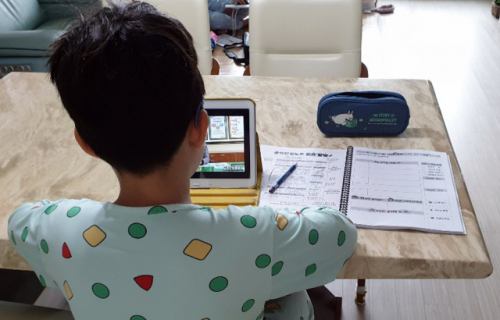 지난해 4월 전북 전주 시내 한 가정에서 초등학교 3학년생이 태블릿 PC로 수업을 듣고 있다. /전주=연합뉴스