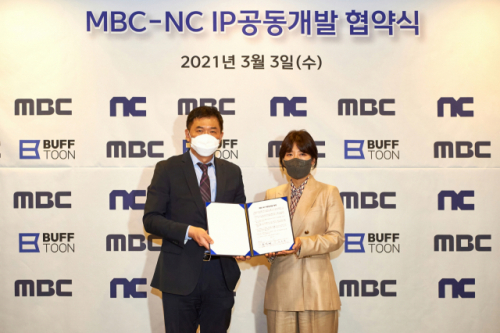 도인태(왼쪽) MBC 미디어전략본부장과 민보영 엔씨 컨텐츠사업부센터장이 협약식을 마친 후 기념촬영하고 있다. /엔씨