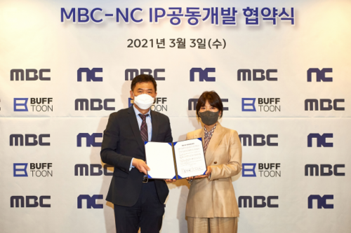 도인태(왼쪽) MBC 미디어전략본부장과 민보영 엔씨소프트 컨텐츠사업부센터장이 3일 서울 MBC 본사에서 열린 IP 공동개발 협약식에서 기념촬영을 하고 있다. /사진제공=MBC