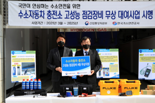 임해종(오른쪽) 한국가스안전공사 사장이 3일 충북 음성 삼한 수소 충전소를 방문해 고성능 점검 장비 무상 대여 전달식을 가지고 기념 촬영을 하고 있다. /사진제공=한국가스안전공사