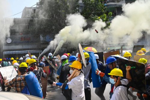 미얀마 최대 도시 양곤에서 3일(현지시간) 군부 쿠데타에 항의하는 시위대가 헬멧과 사제 방패, 소화기 등을 갖추고 거리 집회에 나서고 있다./AFP연합뉴스