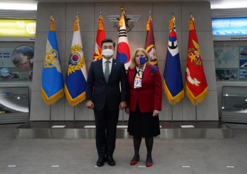 서욱(왼쪽) 국방부 장관과 마리아 카스티요 페르난데즈 주한 유럽연합 대사가 3일 만나 국방협력 등을 논의하기에 앞서 기념촬영을 하고 있다. /사진제공=국방부