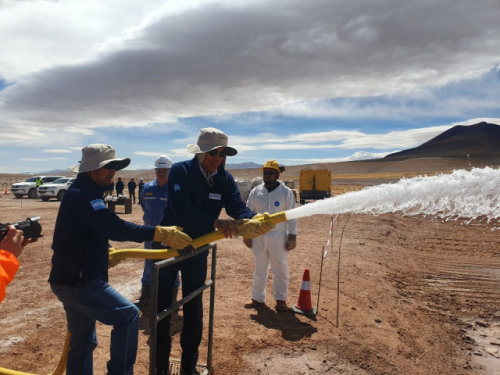 최정우(가운데) 포스코 회장이 2019년 10월 19일 아르헨티나 옴브레 무에르토 염호 리튬 추출 데모플랜트 건설 현장을 방문해 지하 염수 추출 시현을 하고 있다. /사진제공=포스코