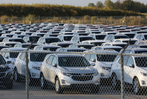 제너럴모터스(GM)의 캐나다 온타리오주 잉거솔 공장에서 셰보레 이퀴녹스 SUV(스포츠유틸리티차) 모델들이 출고를 기다리고 있다. /로이터연합뉴스