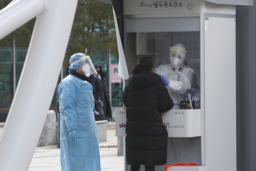 국내 신종 코로나바이러스 감염증(코로나19) 4일 신규 확진자 수가 또다시 400명대로 올라섰다. /연합뉴스