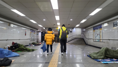 다시서기종합지원센터 직원들이 서울역 일대를 돌며 노숙인들을 점검하고 있다./강동헌 기자