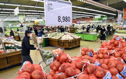 농수산물 가격이 연일 급등하는등 소비자물가지수가 가파르게 상승하고 있는 24일 서울의 대형 농산물 전문 마트에서 소비자들이 쇼핑을 하고 있다./이호재기자