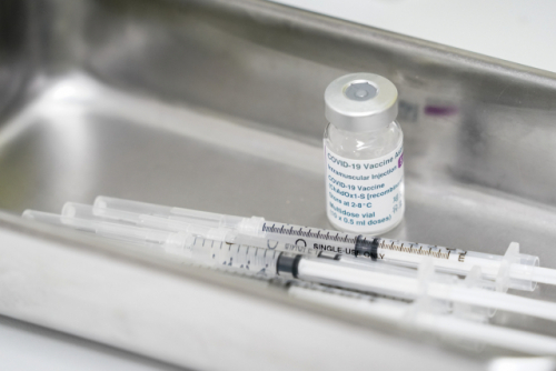 아스트라제네카의 신종 코로나바이러스 감염증(코로나19) 백신이 노인과 고위험군을 대상으로 80%의 중증 예방 효과를 보였다는 연구 결과가 발표됐다. /연합뉴스