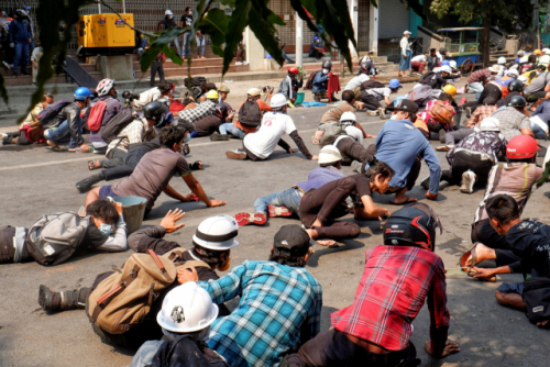 미얀마 제2의 도시 만달레이에서 3일(현지시간) 군부 쿠데타 규탄 시위대가 진압 경찰이 쏘는 총알을 피해 땅에 엎드려 있다. /로이터 연합뉴스