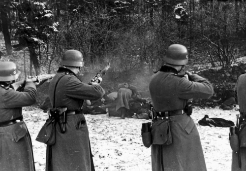 1939년 폴란드를 점령한 나치 독일군이 민간인들을 총살하는 장면./위키피디아