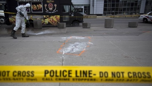 2018년 4월 24일(현지시간) 캐나다 토론토 한 번화가에서 한 직원이 전날 알렉 미나시안이 트럭으로 돌진해 시민들을 살해한 현장을 수습하고 있다./AFP연합뉴스