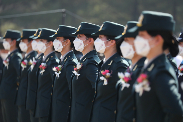 국군간호사관학교 졸업생도들이 5일 대전광역시 국군간호사관학교 제61기 졸업 및 임관식에 참석해 있다./연합뉴스