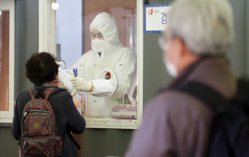 지난 3일 서울 중구 서울역 신종 코로나바이러스 감염증(코로나19) 임시 선별검사소에서 시민들이 검사를 받고 있다./연합뉴스