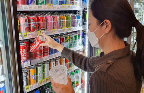 이마트24 매장에서 고객이 얼음컵과 음료를 구입하고 있다./사진 제공=이마트24