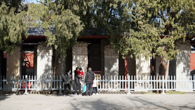 중국 베이징 공묘를 방문한 한 가족이 ‘진사제명비’ 비석들을 살펴보고 있다. /최수문기자