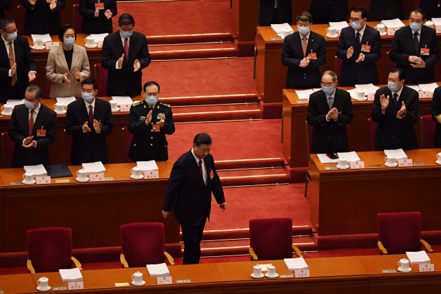 5일 시진핑 중국 국가주석이 베이징 인민대회당에서 열린 전인대 전체 회의 개막식에 기립 박수를 받으며 입장하고 있다. 이날 전인대에서 중국은 올해 경제성장률 목표치를 6% 이상으로 제시했다. /AFP연합뉴스