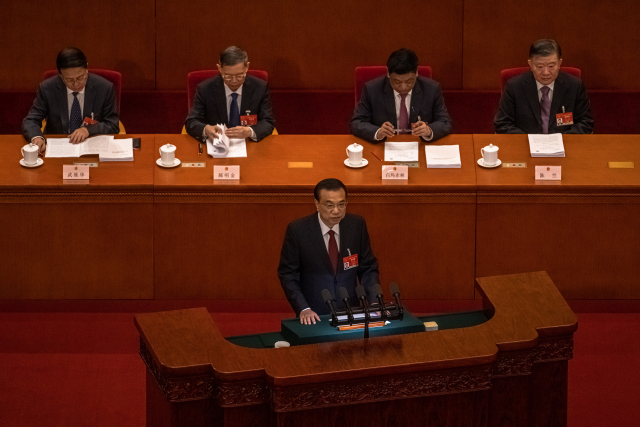5일 리커창 중국 총리가 베이징 인민대회당에서 열린 전국인민대표대회 전체 회의에서 개막 연설을 하고 있다. /EPA연합뉴스