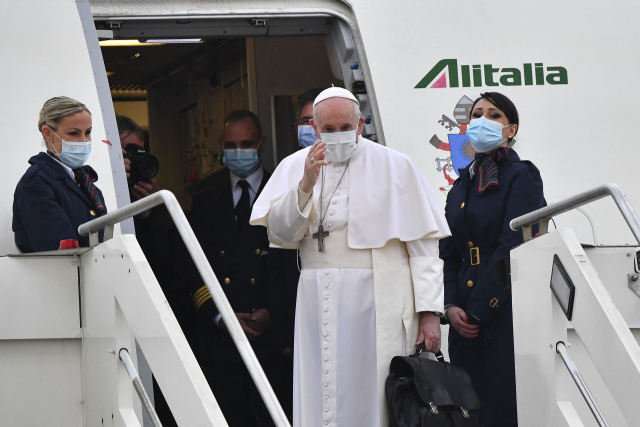 [사진] 사상 첫 이라크 방문… 비행기 탑승하는 프란치스코 교황