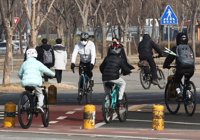 지난해 2월 서울 반포한강공원에서 시민들이 자전거를 타고 있다./연합뉴스