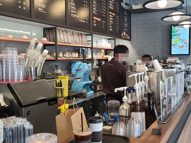 서울 종로구의 한 카페 직원들이 5일 오후 음료를 제조하고 있다. 영업 제한 업종으로 지정된 카페 점주들은 지난해 매출이 직전 연도 대비 증가하면 4차 재난지원금을 받을 수 없다. /허진 기자