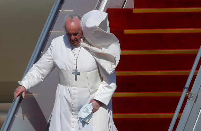 5일(현지시간) 이라크 바그다드 국제공항에 도착한 프란치스코 교황이 비행기에서 내리고 있다. /로이터연합뉴스
