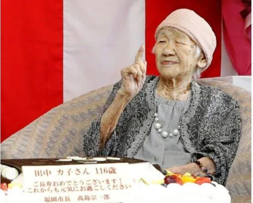 2019년 9월 '경로의 날'에 선물로 받은 케이크를 앞에 두고 기뻐하는 다나카 가네 할머니. 다나카 할머니는 오는 5월 도쿄 하계올림픽의 성화 봉송 주자로 나선다./연합뉴스