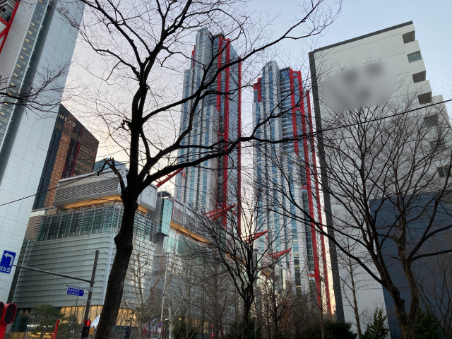 서울 영등포구 여의도 더현대 서울(사진 왼쪽 아래 건물)과 맞은편 아파트 단지의 모습. /정다은 기자