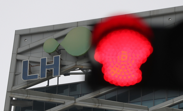 지난 4일 경남 진주 소재 LH공사 본사 건물 앞에 빨간 신호등이 켜져 있다./연합뉴스