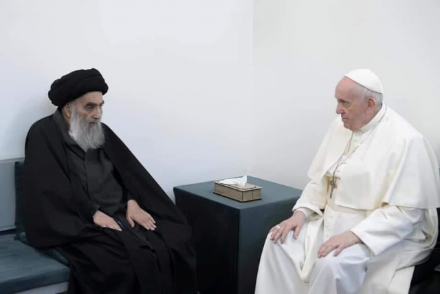 프란치스코 교황(오른쪽)이 이슬람 시아파 지도자 아야톨라 알리 알시스타니를 만나 대화하고 있다./로이터연합뉴스